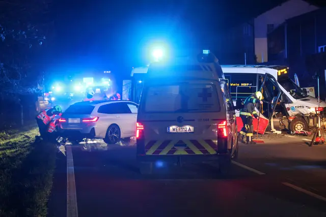 Auf einer Kreuzung der Pyhrnpass-Straße in Thalheim bei Wels stoßen der Ortsbus Timo und ein BMW zusammen – Zwei Verletzte. | Foto: laumat.at