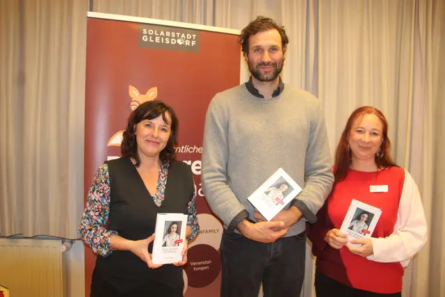 Petra Schaller (Buchhandlung Plautz, Autor Takis Würger und Nitscha Büchereileiterin Elke Kapper (v.l.) bei der Lesung.  | Foto: Josef Hofmüller