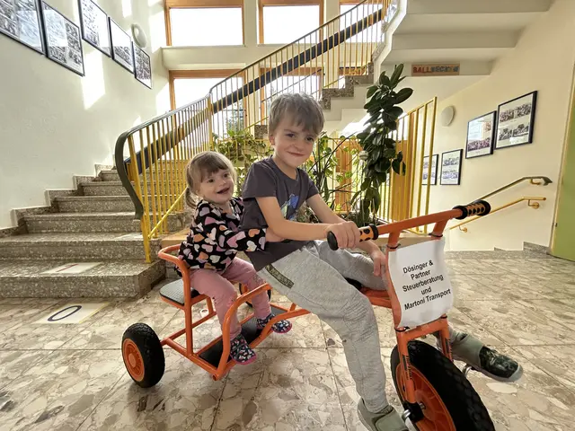Die Kinder haben die neuen Fahrzeuge bereits in Beschlag genommen. | Foto: Kindergarten Gnas