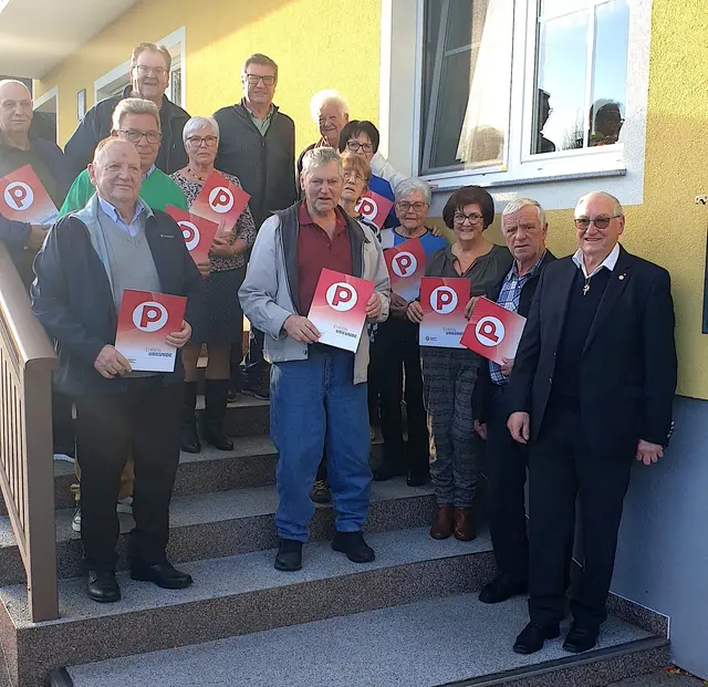 Franz Mögle (re.) mit den geehrten Mitgliedern und Bgm. Thomas Heim sowie dem Bezirksvorsitzenden Anton Stöbel. | Foto: Illetschko