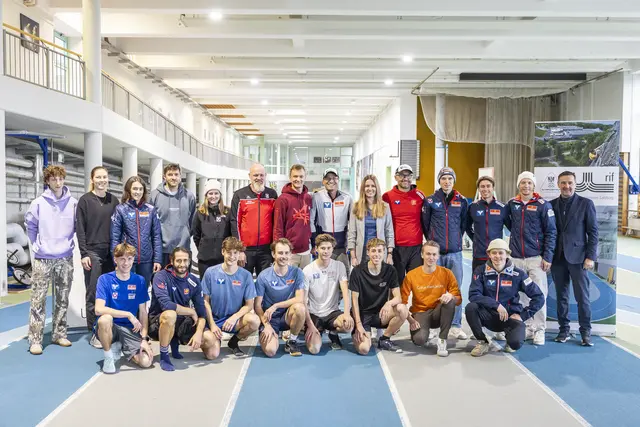 Sportlandesrat Martin Zauner mit Sabrina Rohrmoser (Geschäftsführerin des Universitäts- und Landessportzentrums Salzburg-Rif) und Alex Diess (Skisprungtrainer) sowie unter anderem den Skispringern Stefan Kraft, Jan Hörl und Daniel Huber. | Foto: USLZ Rif/wildbild/Herbert Rohrer
