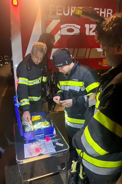 Ein Betäubungsgewehr kam zum Einsatz. | Foto: Feuerwehr Weißkirchen