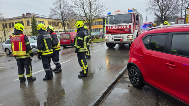 Die Feuerwehr Sieghartskirchen musste beide Fahrzeuge bergen, da sie nicht mehr fahrbereit waren, und verbrachte die Pkw auf einen gesicherten Abstellplatz.  | Foto: DOKU-NÖ