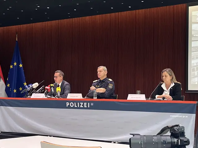 V.l: Hansjörg Mayr (Erster Staatsanwalt, Staatsanwaltschaft Innsbruck), Helmut Tomac (Landespolizeidirektor) und Obst Katja Tersch (Leiterin des Landeskriminalamtes Tirol) gaben erste Einblicke zu den Ermittlungen. | Foto: jan thönnessen