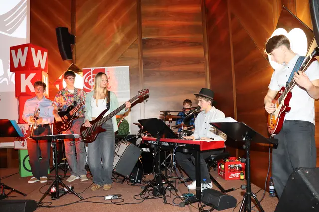 Abgerundet wurde der Abend mit musikalischen Einlagen der LMS-Schulband "Fireflys". | Foto: Evelyn Hartman/MeinBezirk