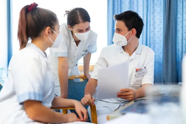 Vom Studium bis zum Lehrgang: Eine Ausbildung mit Sinn Rund 40.000 Studierende und 10.100 Lehrlinge absolvierten im vergangenen Jahr eine Ausbildung in Tirol – dementsprechend groß ist das Potenzial an qualifizierten Absolventen und Absolventinnen, die durch fachspezifische Ausbildung und Forschung zur Weiterentwicklung des Wirtschaftsstandortes Tirol beitragen können.  die Pflegeakademie der Barmherzigen Brüder Wien.  | Foto: Ludwig Schedl