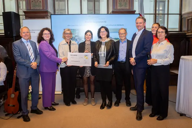 Die Award-Verleihung fand in feierlichem Rahmen in Wien statt. (v.l.) Konrad Krainer (IMST-Leitung), Doris Wagner (Sektionschefin im Bildungsministerium), Katharina Kancz (Lehrerin VS Mörbisch), Isabella Rittner-Trümmel (Lehrerin VS Mörbisch), Luise Feiler (Direktorin VS Mörbisch), Peter Bosch (Juryvorsitzender), Wolfgang Haidinger (Industriellenvereinigung), Doris Arztmann (MINT-Verantwortliche im Bildungsministerium), Andrea Jantscher (IMST-Leitungsteam) | Foto: Rudi Froese