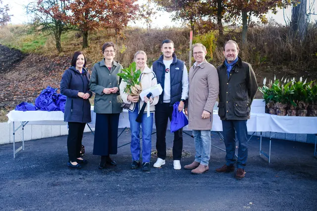  Landtagsabgeordnete Stefanie Hofmann, Bundesrätin Barbara Prügl mit dem Bewohner-Paar Simon Bangerl und Partnerin, Bürgermeister Karl Buchinger und Bernhard Baier (Geschäftsführer OÖ Wohnbau). | Foto: OÖ Wohnbau/Reinhard Loher