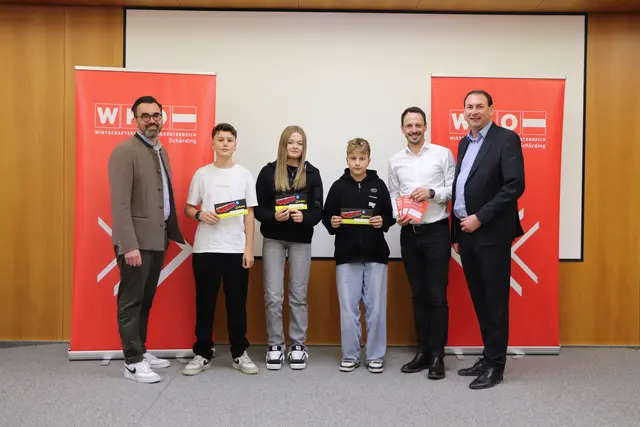 Gabriel Gruber, Valentin Stockinger, Anika Kasbauer, Leonhard Part, Andreas Osterkorn und Florian Grünberger (v. l.) bei der feierlichen Übergabe. | Foto: Raphael Mühlbacher/MeinBezirk