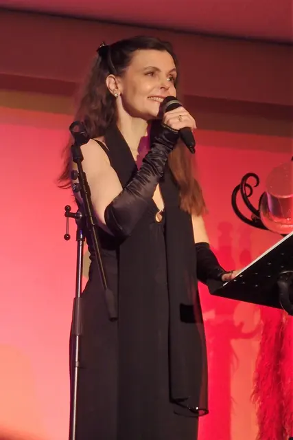 Auch im Singen von französischen Chansons weiß die Theaterdirektorin zu überzeugen. | Foto: Michaela Ehrenstein