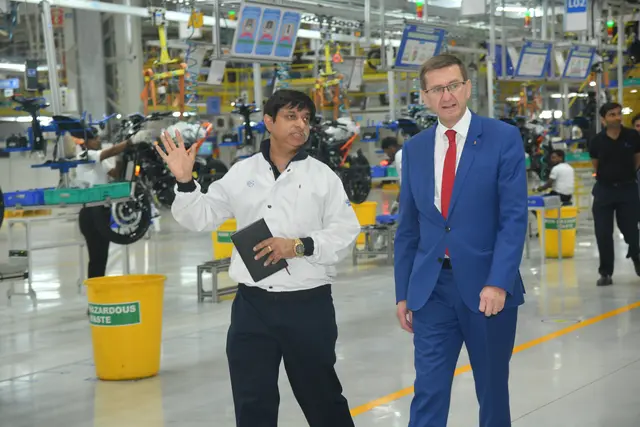 Wirtschaftslandesrat Markus Achleitner bei der Besichtigung der hochautomatisierten KTM-Produktion im Werk im indischen Pune.  | Foto: Bajaj