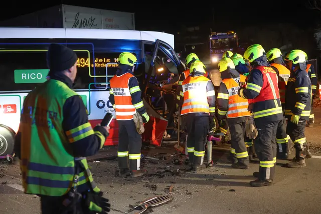 Auf einer Kreuzung der Pyhrnpass-Straße in Thalheim bei Wels stoßen der Ortsbus Timo und ein BMW zusammen – Zwei Verletzte. | Foto: laumat.at