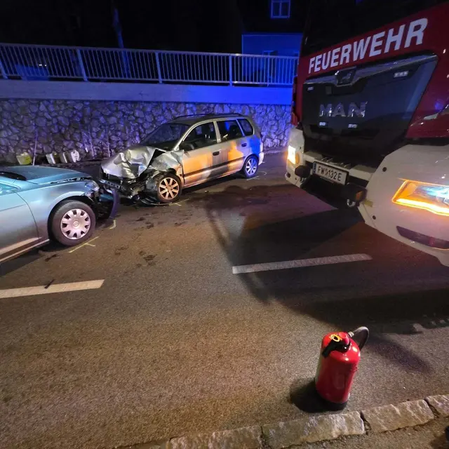 Zwei Pkw kollidierten frontal in Kleinhöflein.  | Foto: Stadtfeuerwehr Eisenstadt