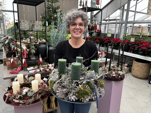 Johanna Nussbaumer mit einem Kranz aus Moos und Zapfen. Die grünen Kerzen unterstreichen die natürliche Note. | Foto: MeinBezirk/C. Steiner-Watzinger