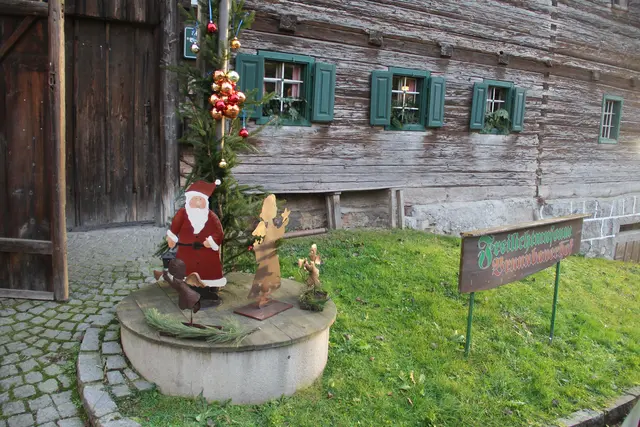 Beim Weihnachtsmarkt am Brunnbauerhof am 23. November 2025 werden handgemachter Christbaumschmuck, Weihnachtliches und allerlei Handgemachtes wie Socken, Schals oder Schmuck angeboten. | Foto: Brunnbauerhof Andorf