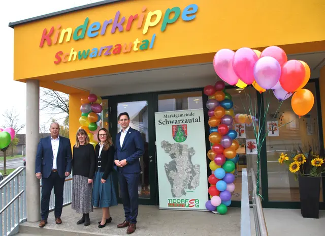 Herzlich willkommen in der Kinderkrippe Schwarzautal (v.l.): Bgm. Alois Trummer, Kinderkrippenleiterin Ulrike Nagl, KIB3-Geschäftsführerin Alexandra Strohmeier-Wieser, und NAbg. Joachim Schnabel | Foto: Gemeinde