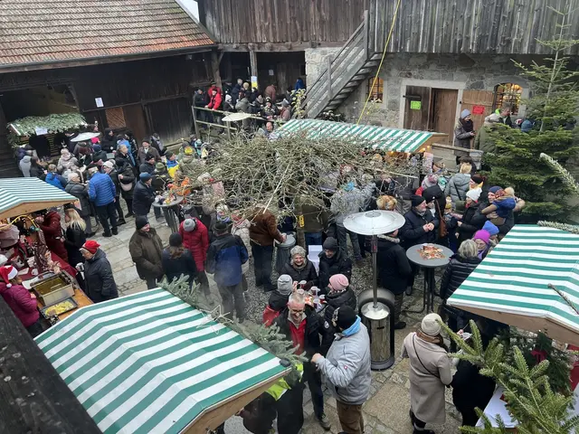 Weihnachtsmarkt: Von 14 bis 19 Uhr verwandelt sich das historische Forsthaus in Freinberg am 30. November 2025 in einen gemütlichen Treffpunkt für Groß und Klein. | Foto: Kulturkreis Freinberg