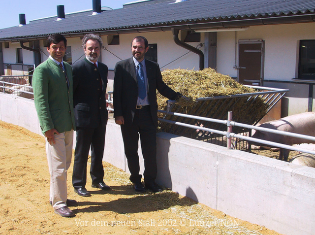 2002 vor dem neuen Stall. | Foto: Lunzer/NÖN/HP Gut Hardegg