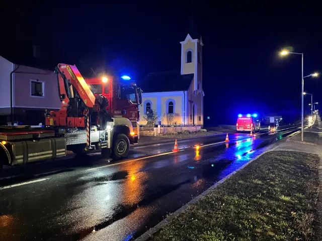 Die Bundesstraße war während der Bergung nur einspurig befahrbar. | Foto: FF Waidhofen/Thaya