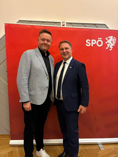 SPÖ-Regionalvorsitzender und Nationalratsabgeordneter Mario Lindner begrüßte Vizekanzler Andreas Babler im Liezener Kulturhaus. | Foto: SPÖ