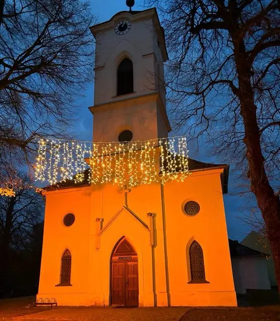 Auch die Pfarrkirche Mitterpullendorf wird orange illuminiert – ein Teil der weltweiten Kampagne „16 Tage gegen Gewalt an Frauen“. | Foto: SOROPTIMISTCLUB PANNONIA OBERPULLENDORF