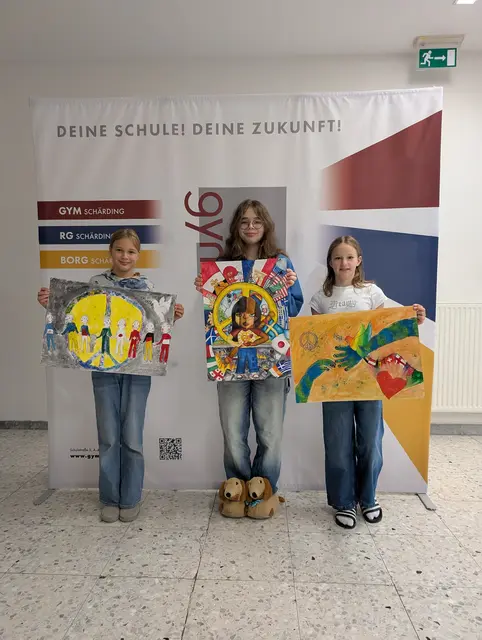 Das Kunstwerk der jungen Künstlerin Caroline Friedl (Mitte) überzeugte die Jury am meisten. | Foto: Lions Club Schärding