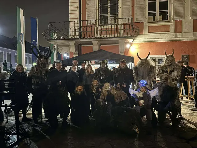 Veranstalter und Krampusse auf einem Bild | Foto: FPÖ