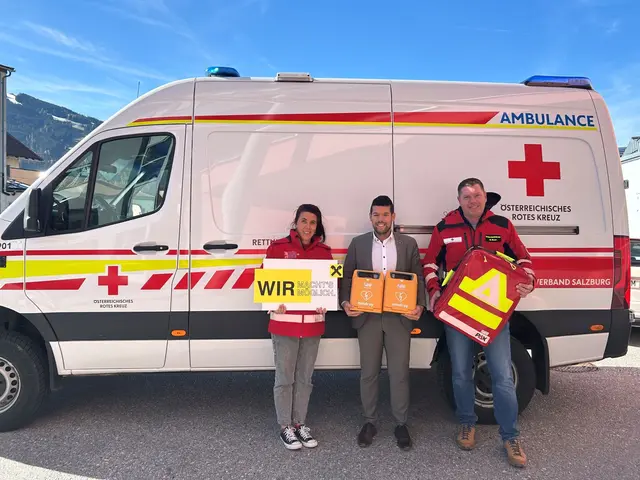 Das Rote Kreuz Radstadt freut sich über die Spende der Raiffeisenbank Altenmarkt-Flachau-Eben
(v.l.) Stephanie Salchegger, Erste-Hilfe-Verantwortliche (Rotes Kreuz Radstadt), Radomir Preradovic, Prokurist (Raiffeisenbank Radstadt), Markus Moser, Bezirksrettungskommandant Radstadt | Foto: Rotes Kreuz Salzburg