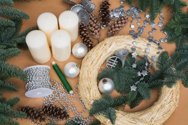 Mitgebracht werden sollten ein Unterkranz, Blumendraht, Kerzen und optional Dekomaterial wie Schleifen, Zapfen oder kleine Anhänger. (Symbolfoto) | Foto: tundeln61/smarterpix