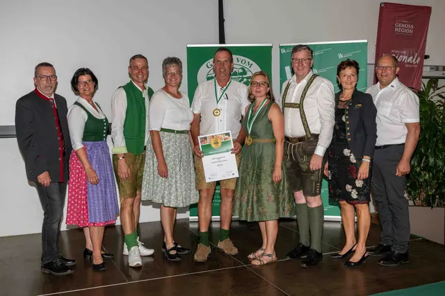 Hildegard (4. v. r.) und Gottfried (5. v. r.) Heinz vom Biobergbauernhof Heinz erlangten Gold für ihr „Früchte-Kletzenbrot“. Es gratulierten Verkostungschef Martin Rogenhofer, Bezirksbäuerin Ursula Reiter, Landeskammerrat Markus Hillebrand, Landesbäuerin Viktoria Brandner, Präsident Andreas Steinegger, Vizepräsidentin Maria Pein und Kammerobmann Josef Wumbauer | Foto: LK Steiermark/Kristoferitsch
