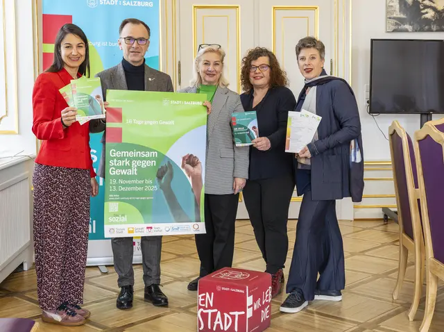 Programmpräsentation 16 Tage gegen Gewalt. Im Bild: v.l.:Isabel Bojanovsky, Gewaltschutzschirm; Bürgermeister Bernhard Auinger; Stadträtin Andrea Brandner; Doris Wlczek-Spanring, StoP; Alexandra Schmidt, Frauen- und Gleichbehandlungsbeauftragte