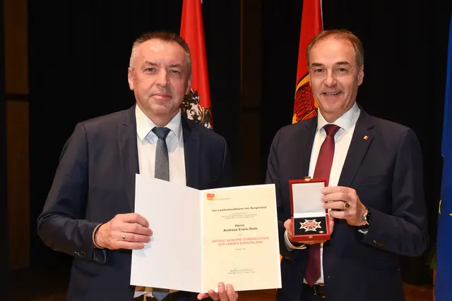 Gastronom Andreas Roth aus Bernstein wurde das Große Silberne Ehrenzeichen des Landes überreicht.  | Foto: Landesmedienservice Burgenland/Gregor Hafner