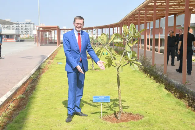 Die Bajaj-Verantwortlichen präsentierten der oberösterreichischen Wirtschaftsdelegation auch einen Baum, den KTM-CEO Gottfried Neumeister bereits bei einem seiner Besuche gepflanzt hatte.  | Foto: Bajaj
