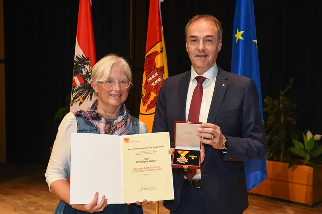 Brigitte Gerger aus Burgauberg nahm das Goldene Ehrenzeichen des Landes von Landesrat Leonhard Schneemann entgegen.  | Foto: Landesmedienservice Burgenland/Gregor Hafner