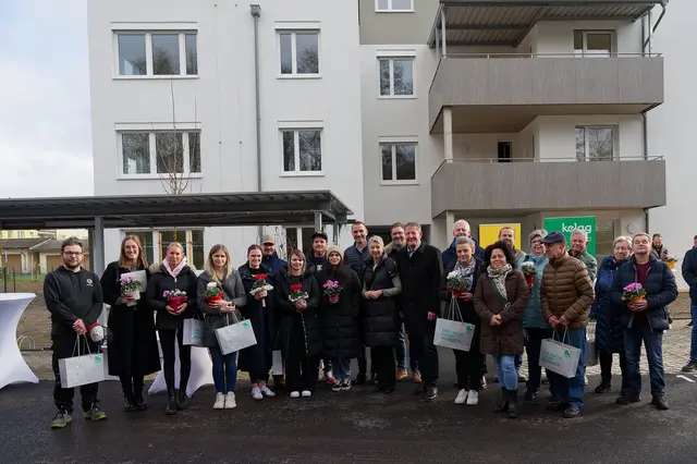 Schlüsselübergabe mit LHStv.in Gaby Schaunig (Mitte, vorne), Bgm. Josef Müller (Mitte, vorne), KSW GF Christian Piber (Mitte, hinten) und den Mieterinnen und Mietern der 16 neuen Wohnungen in Griffen.