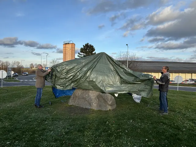 Günther Prokop und Andreas Kainz enthüllten die Karpfen-Skulptur. | Foto: Daniel Schmidt