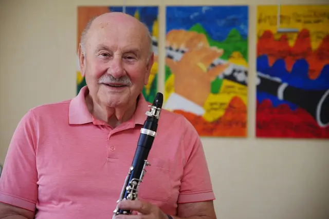 Hans Trafella sorgt für die musikalische Umrahmung der Lesung.  | Foto: Franz Pototschnig