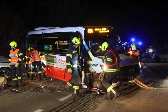 Auf einer Kreuzung der Pyhrnpass-Straße in Thalheim bei Wels stoßen der Ortsbus Timo und ein BMW zusammen – Zwei Verletzte. | Foto: laumat.at