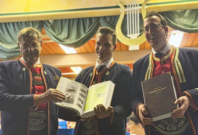 Ortschronist Gerhard Larcher, selbst langjähriger Musikant in den Reihen der MK Gries, übergab eine umfangreiche Chronik der Kapelle an Obmann Alex Jenewein und Kpm. Christoph Hörtnagl | Foto: Anna Vötter