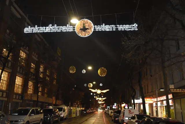 Die Lichter in der Hütteldrofer Straße wurden bereits eingeschalten und leuchten den Advent ein.  | Foto: Patricia Hillinger/MeinBezirk