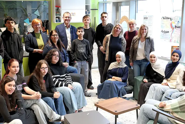 Die Schülerinnen und Schüler des Auftaktworkshops mit Politikern und Projektverantwortlichen. | Foto: Stadt Wien/Martin Votava