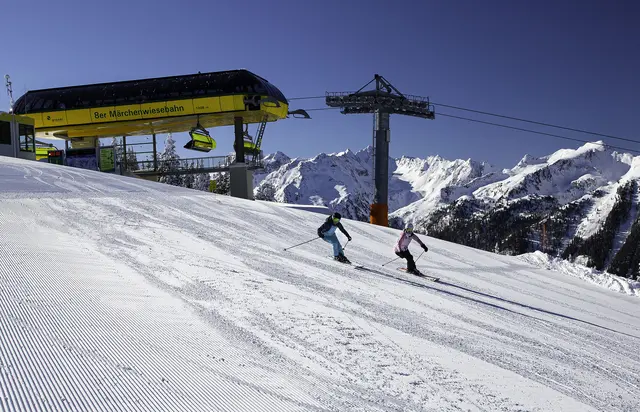 Anfangs öffnet nur die Achter-Sesselbahn Märchenwiese. Je nach Wetter- und Schneelage wird das Angebot laufend erweitert. | Foto: Raffalt