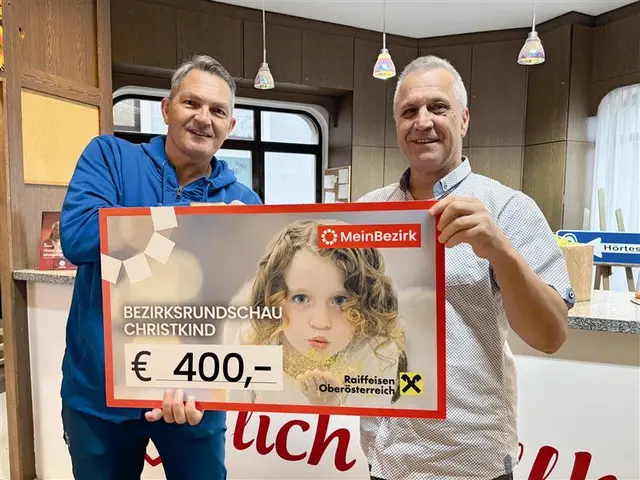 Stefan Spath spendet 400 Euro an das BezirksRundschau-Christkind Anton aus Niederkappel. Im Bild mit Geschäftsstellenleiter Wolfgang Forstner (r.) | Foto: Karin Bayr