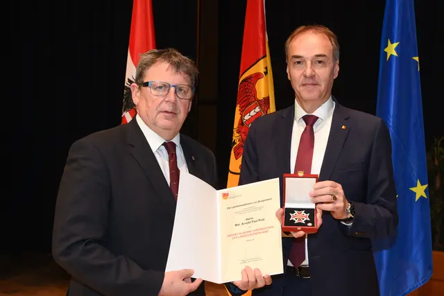 Unternehmer Arnold Putz aus Steinberg-Dörfl wurde mit dem Großen Silbernen Ehrenzeichen ausgezeichnet.  | Foto: Landesmedienservice Burgenland/Gregor Hafner