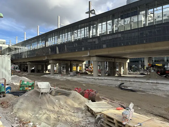 Ein Teil der Fläche vor dem Öffi-Bahnhof Handeslkai ist bereits neu gepflastert. Ein Bauende ist erst Ende Mai 2026 angedacht. | Foto: Andreas Pölzl/ MeinBezirk