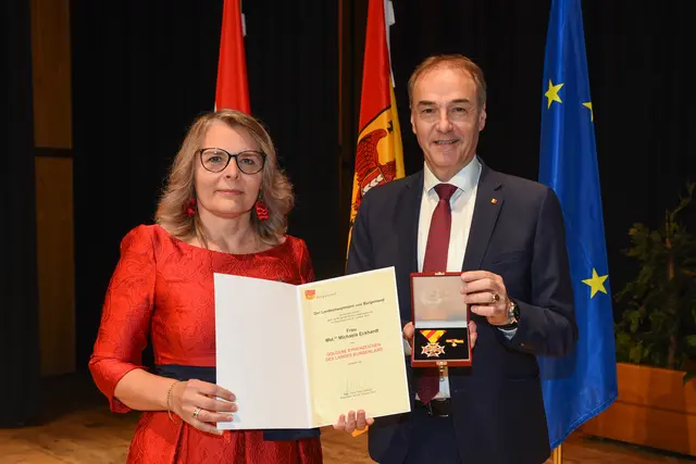 Schneidermeisterin Michaela Eckhardt aus Jennersdorf freut sich über das Goldene Ehrenzeichen des Landes. | Foto: Landesmedienservice Burgenland/Gregor Hafner