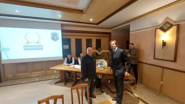 Herbert Schmoll übergab die Obmannschaft an Ralph Zickbauer. | Foto: Jägergilde Wilhelmsburg/St. Georgen