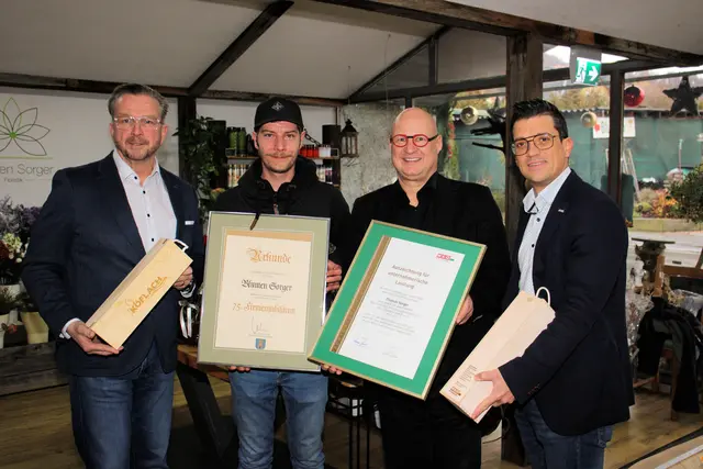 Helmut Linhart, Peter Sükar und Lukas Kalcher gratulierten Thomas Sorger zum Jubiläum. | Foto: Cescutti