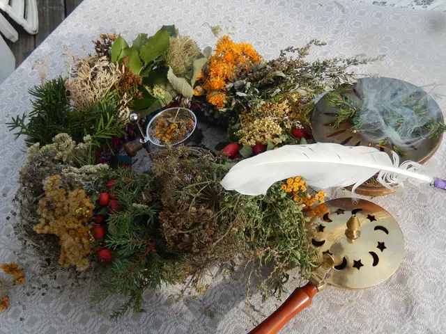 Räuchern mit Blüten und Kräutern. | Foto: Brigitte Gaisböck