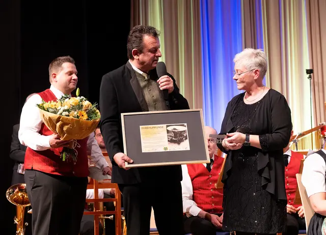 Bürgermeister Horst Hufnagl bedankte sich bei Rita Hüttner-Aigner für ihr jahrelanges Engagement. | Foto: Fotostudio Fritz